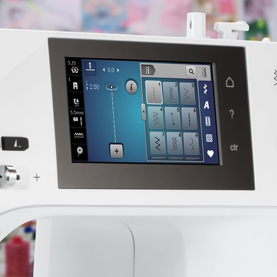 Bernina 475 QE digital screen